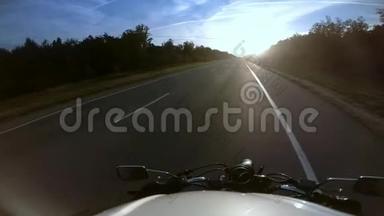 骑摩托车骑在高速公路上迎接太阳